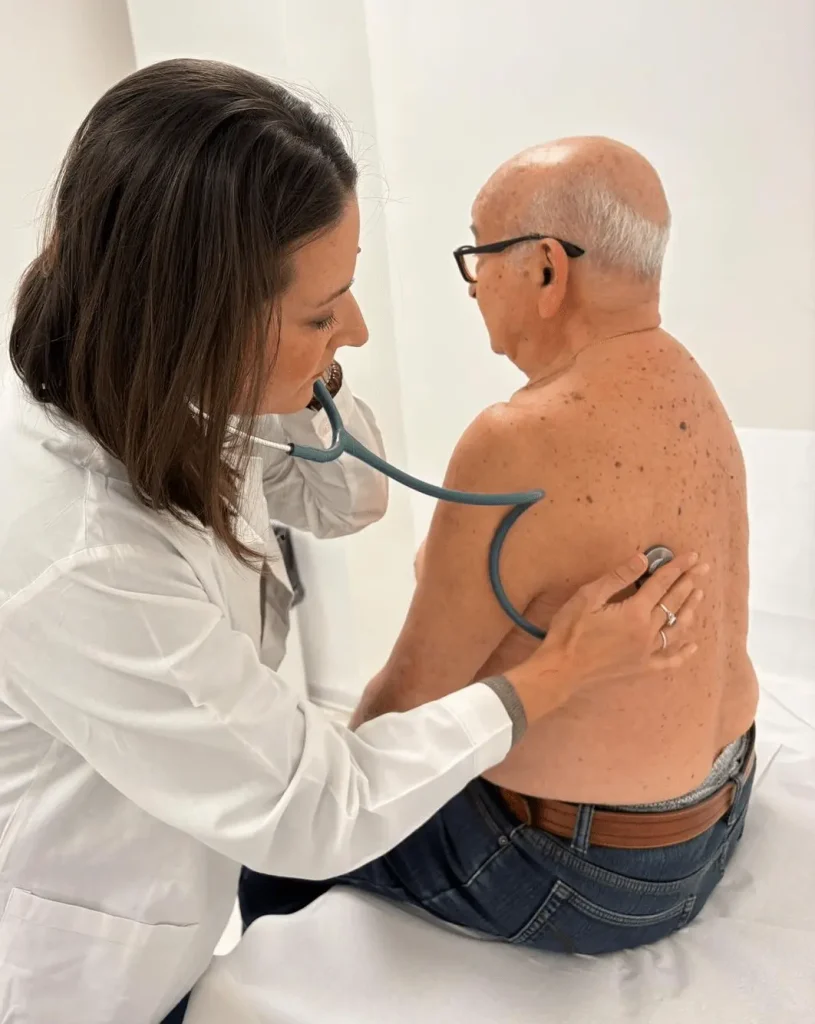 Dott.ssa Laura Berardi durante una Visita In ambito Geriatria