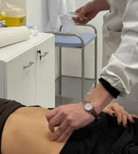 Dott.ssa Elena Colonnello Endocrinologo mentre inserisce aghi per Agopuntura