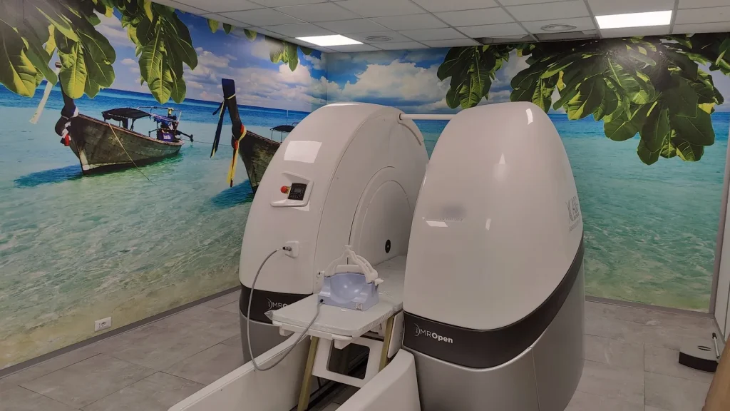 Risonanza magnetica aperta completamente OPEN con ambiente molto ampio e accogliente.