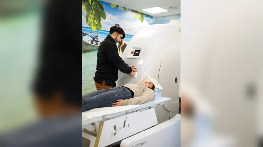 L'operatore posiziona il Paziente che deve eseguire un esame all'encefalo di Risonanza magnetica completamente aperta OPEN in DOC.