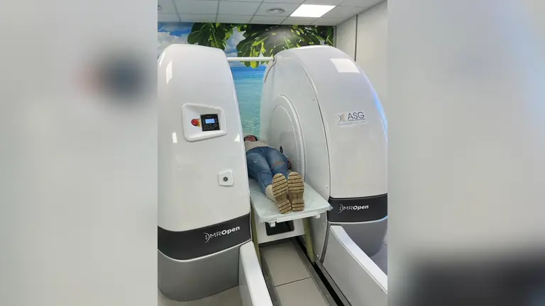 Risonanza magnetica completamente aperta OPEN in DOC. Chi ha problemi di obesità riesce ad eseguire un esame di Risonanza in tranquillità.