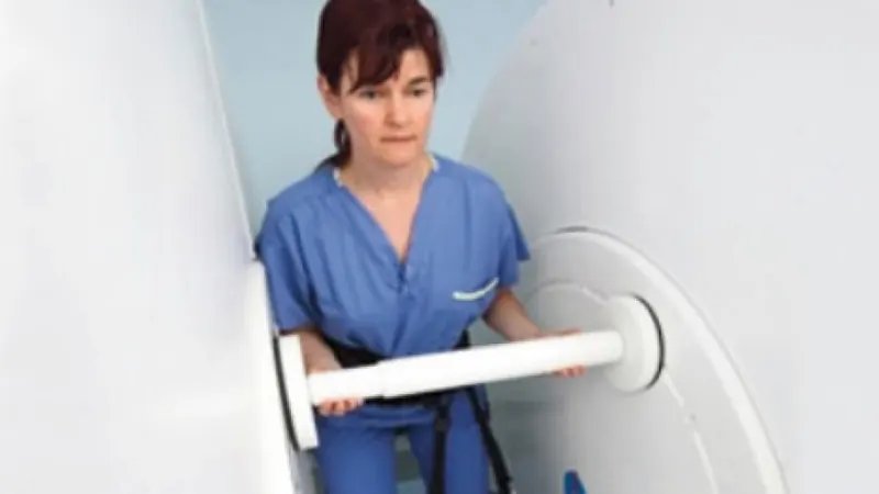 Risonanza magnetica completamente aperta in DOC sono possibili anche esami di colonna lombosacrale sotto carico con il paziente in piedi