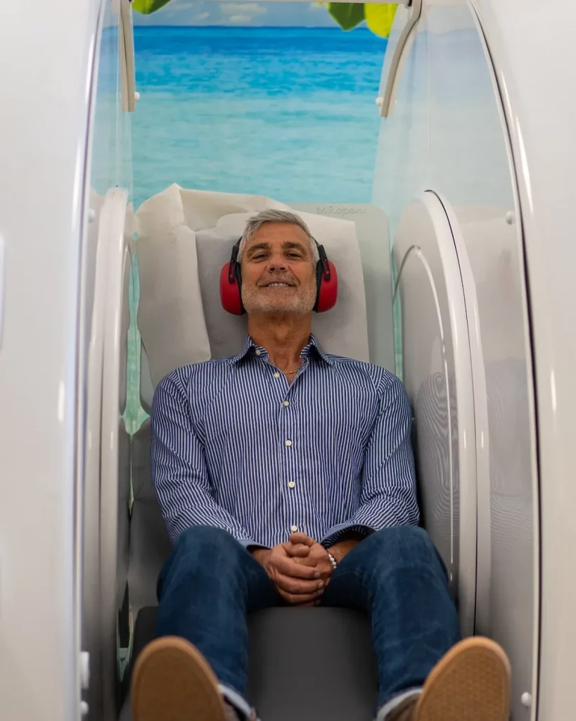 Risonanza magnetica aperta completamente Ubaldo Righetti mentre si appresta ad eseguire un esame di Colonna Lombosacrale da seduto. Solo in DiagnosticaOC.