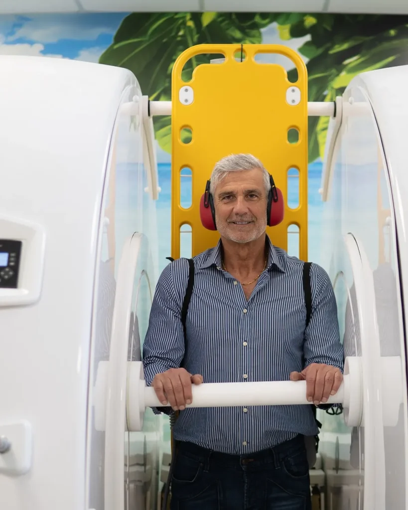 Risonanza magnetica aperta completamente Paziente Sportivo Ubaldo Righetti mentre esegue un Esame della Colonna in posizione in piedi