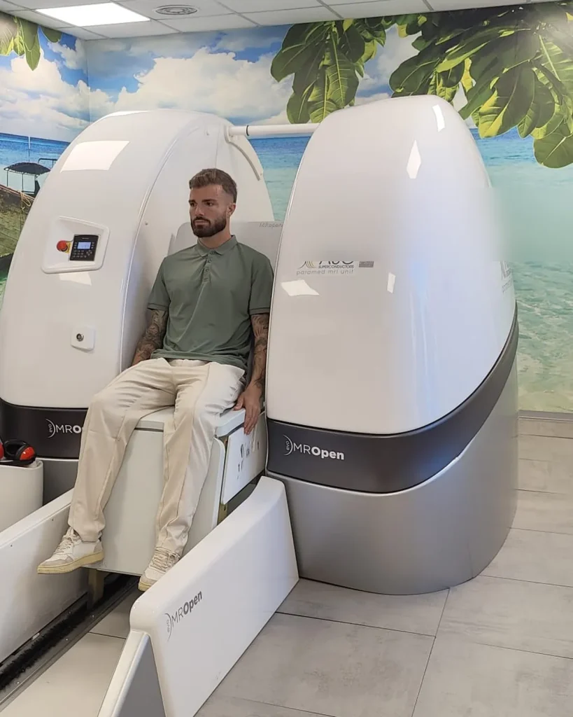 Risonanza Completamente Aperta OPEN Unica Installazione in Italia Centrale. Esami anche in posizione seduta. In DiagnosticaOC. Il solo centro diagnostico organizzato per claustrofobia ed obesità.