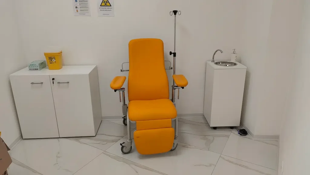Laboratorio Analisi con Sedia attrezzata per i prelievi