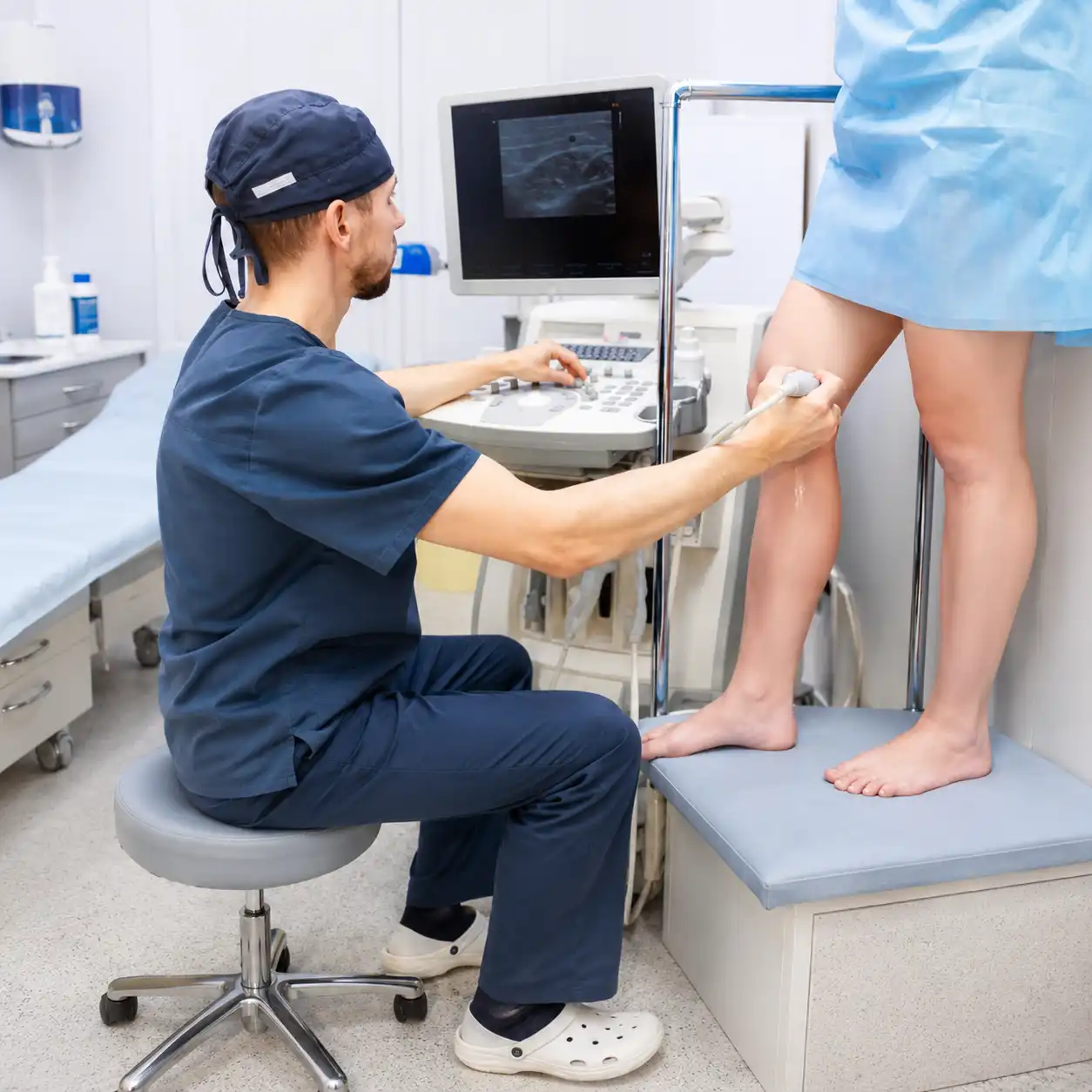 Medico che esegue ecografia diagnostica con sonda ecografica