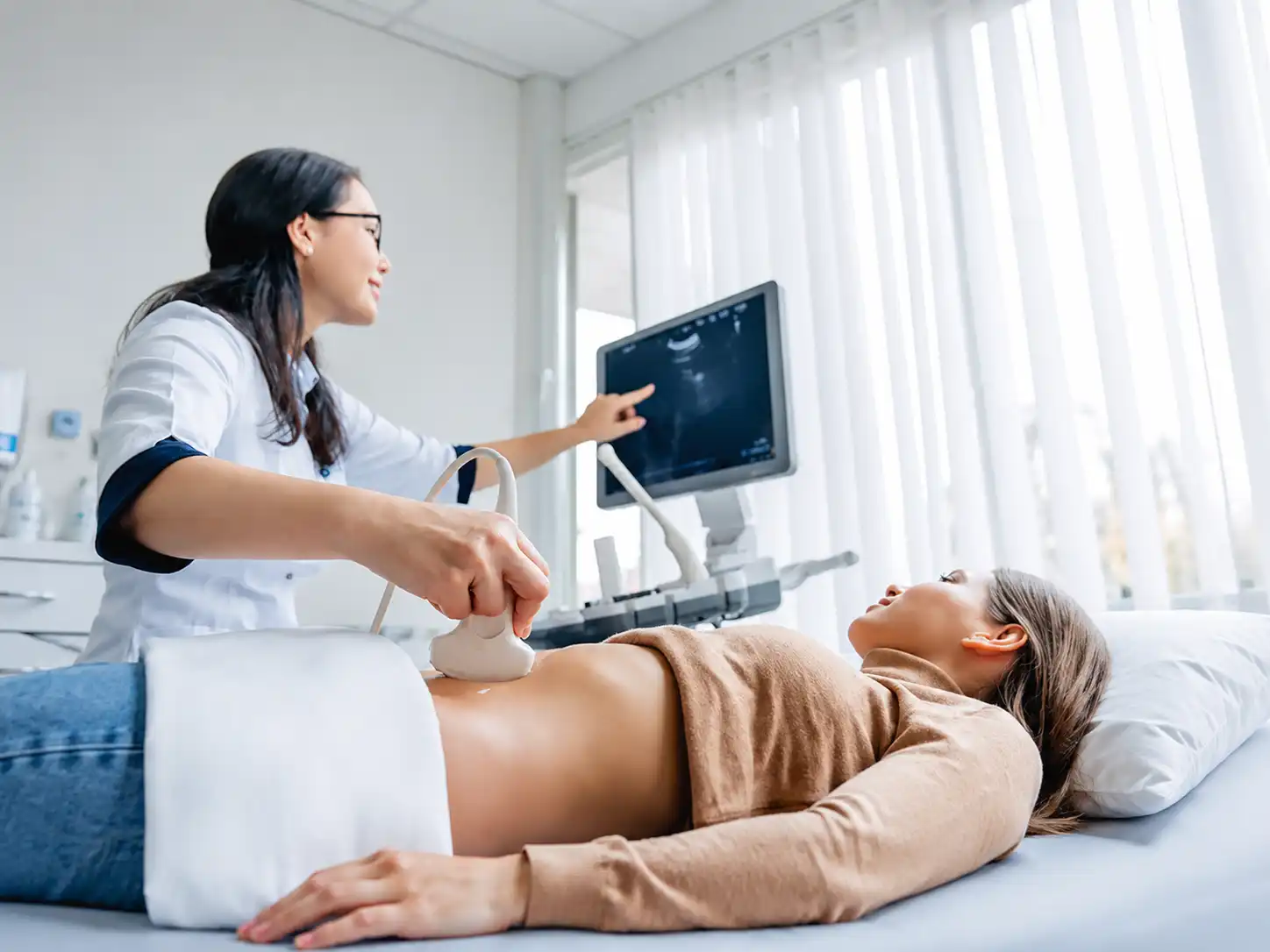 Specialista durante un esame ecografico diagnostico in ambulatorio